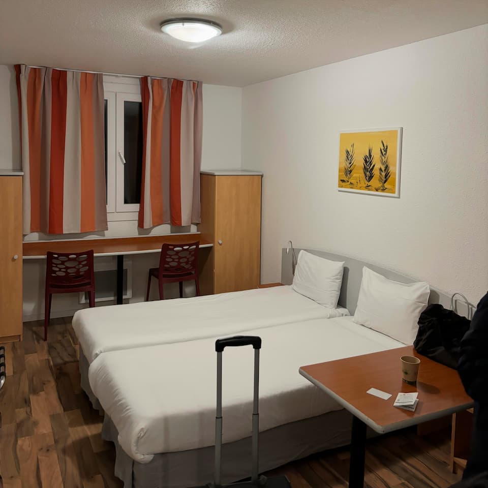 部屋は普通のホテルの感じです