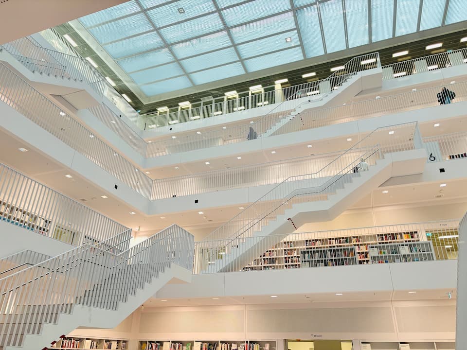 白で統一された図書館です
