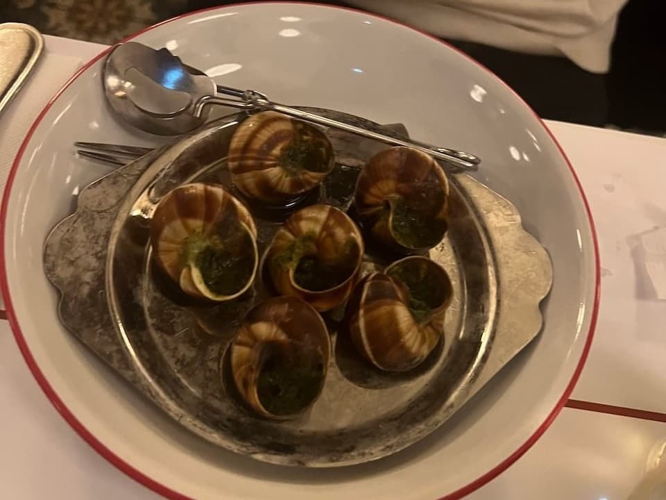エスカルゴ: 貝のような歯ごたえで味付けも美味しいです