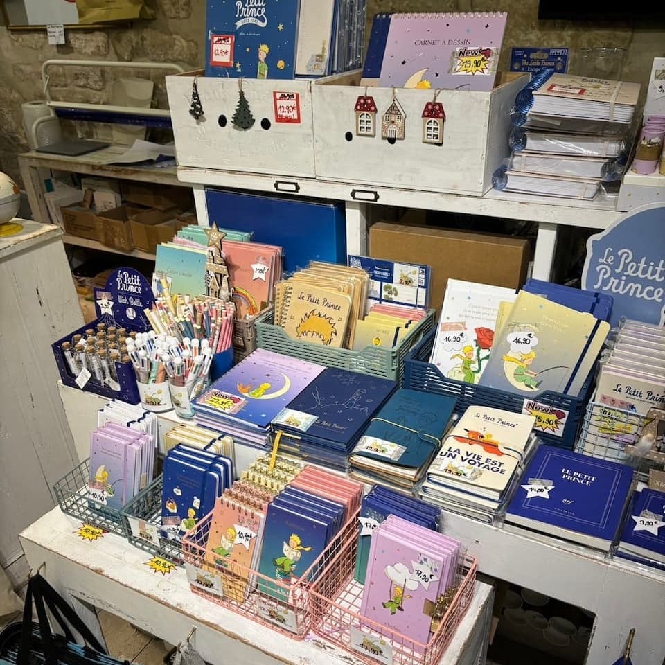文房具やグッズがたくさん売られています