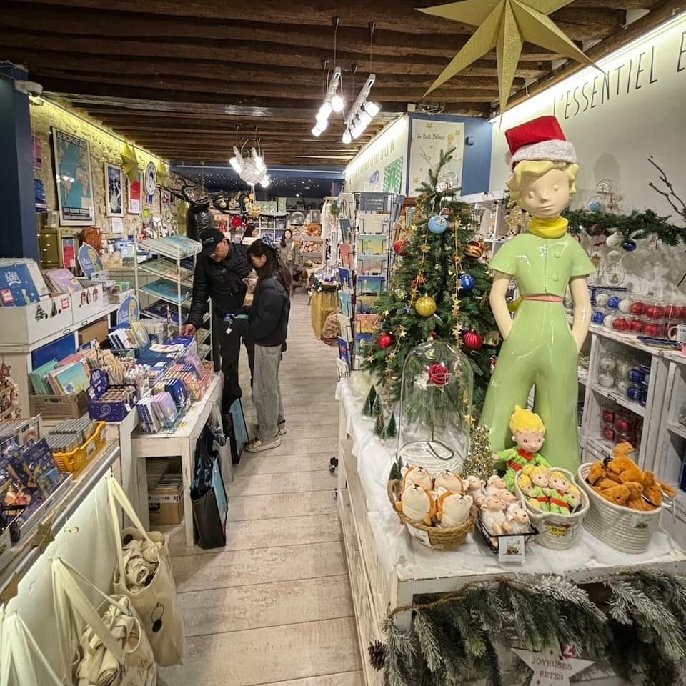 中はこじんまりとしたお店です