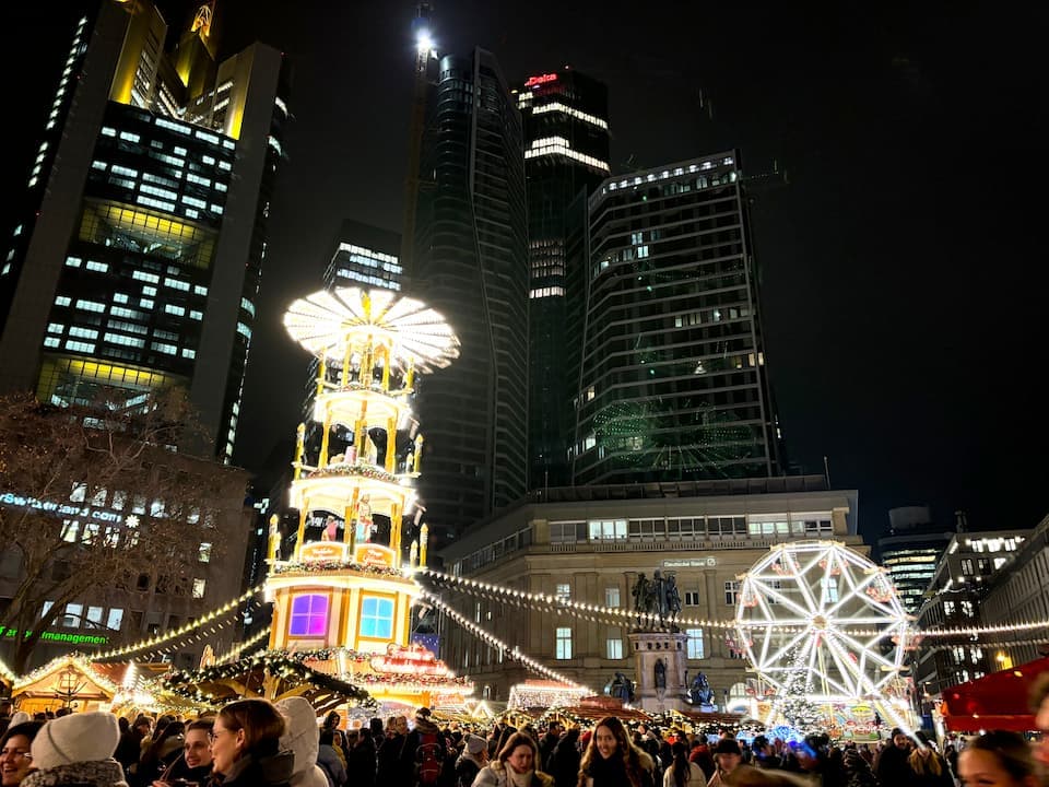 バックがオフィス街のクリスマスマーケット