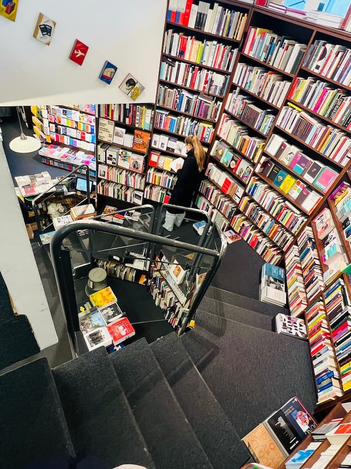海外の本屋はカラフルなデザイン多くて良♡