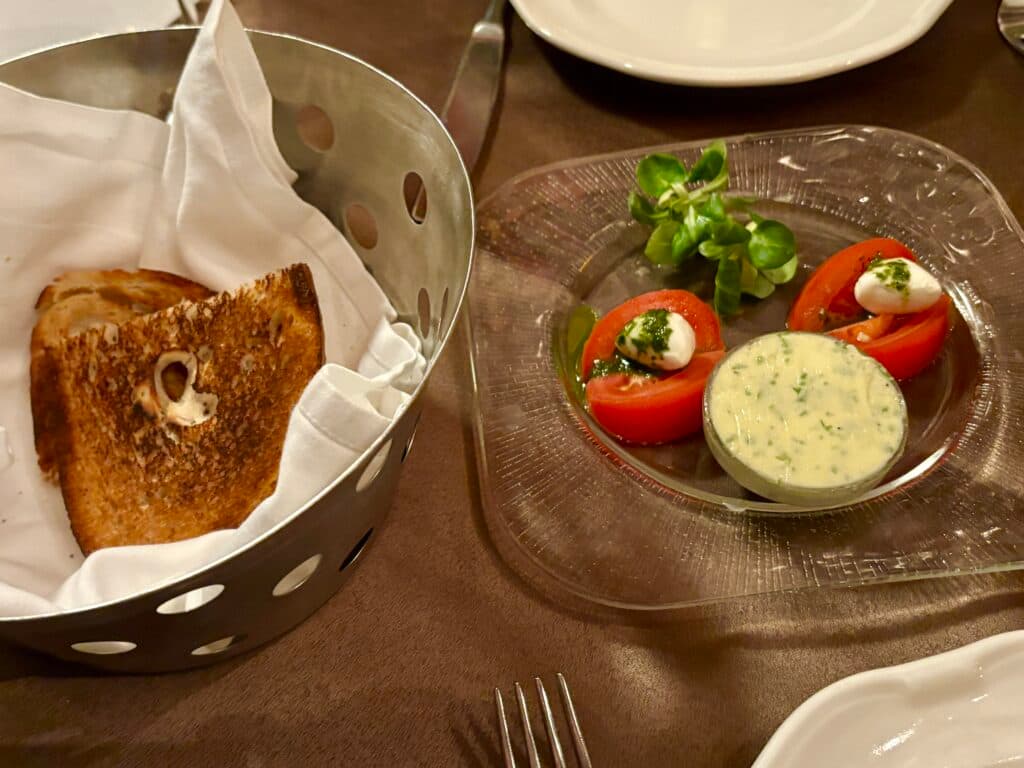 お通しのパンとガリバタでもう感動